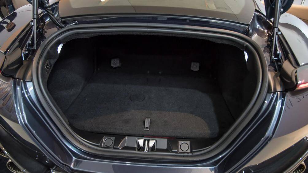 Điểm xuyết bên trong là những chất liệu đắt tiền như da Frau nguyên hạt, vải Alcantara, sợi carbon và trang trí bằng nhôm chrome