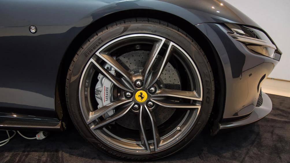 Sức mạnh được truyền xuống cầu sau thông qua hộp số ly hợp kép tự động 8 cấp cho phép xe tăng tốc 0-100km/h trong 3,4 giây