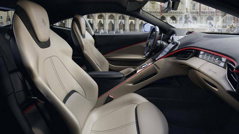 Những người ngồi ở hàng ghế trước được chào đón bởi cái mà hãng xe Ý gọi là thiết lập "Buồng lái kép" với mỗi ghế nằm trong một ô riêng biệt