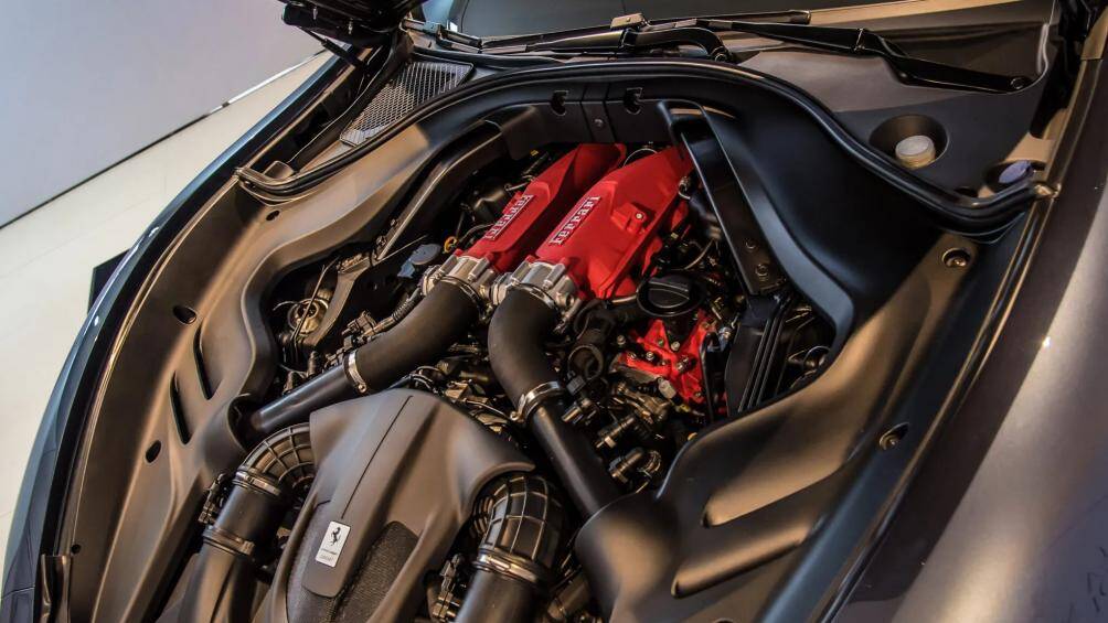 Ferrari Roma trang bị động cơ đặt giữa phía trước cấu hình V8, dung tích 4.0L tăng áp kép, cho công suất 611 mã lực và momen xoắn cực đại 759Nm