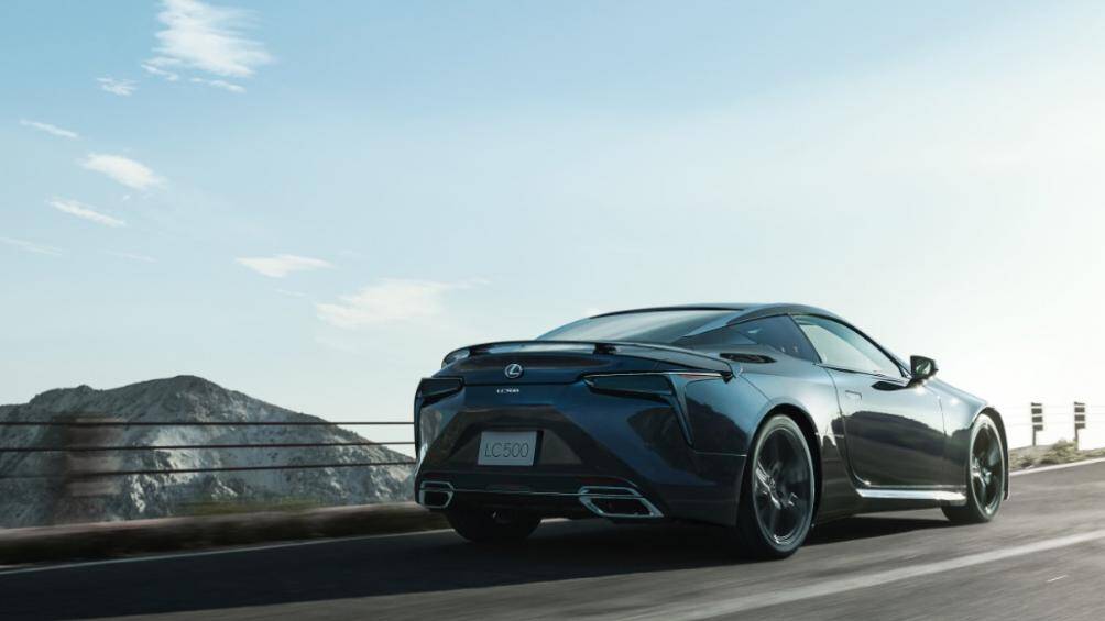 Lexus LC Aviation dễ dàng được phân biệt với các mẫu LC thường nhờ cánh gió sau đẹp mắt bằng nhựa gia cố sợi carbon và được làm thủ công hoàn toàn