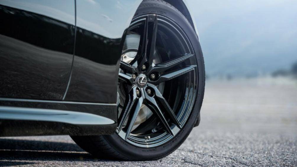 Bên cạnh cánh gió mới, Lexus LC Aviation cũng được trang bị bộ la-zăng 5 chấu kép 21 inch sơn đen mạnh mẽ, đèn pha và đèn hậu cũng được phủ màu đen