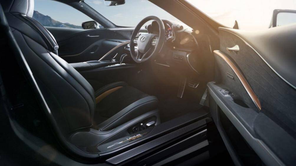 Bên trong, hãng xe Nhật Bản cung cấp ghế bọc da màu đen Aviation Black độc quyền, vô lăng Alcantara, lẫy chuyển số thể thao và nhiều điểm nhấn khác