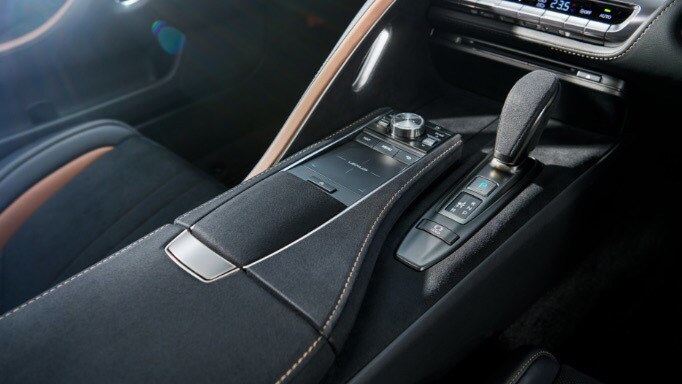 Khách hàng có thể chọn LC Aviation trong ba màu ngoại thất là bạc, trắng và đen