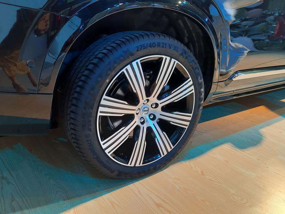 XC90 T8 sử dụng bộ mâm kích thước 21 inch 8 chấu kiểu mới, to bản và hầm hố