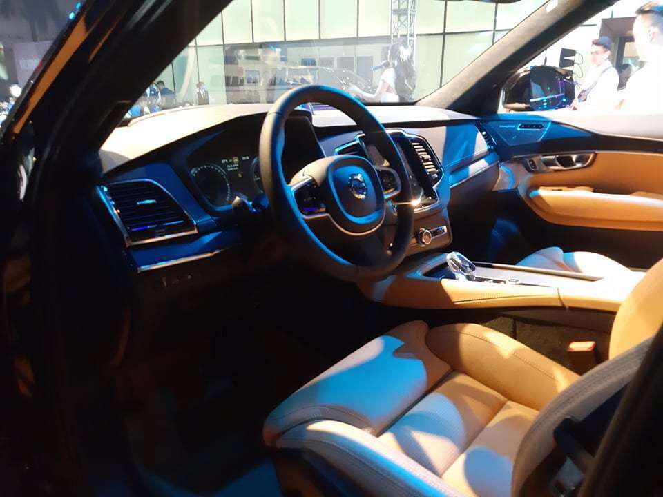 Nội thất của XC90 T8 nổi bật với vật liệu cao cấp, màn hình trung tâm cảm ứng 9 inch, cần số bằng pha lê nguyên khối