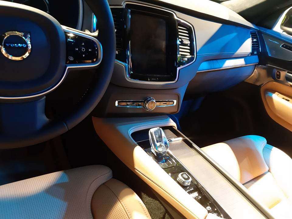 Các trang bị trên xe gồm điều hòa tự động 4 vùng tích hợp lọc không khí, hệ thống 19 loa Bowers & Wilkins 1400W, cửa sổ trời toàn cảnh, sạc điện thoại không dây, camera 360 độ, màn hình HUD…