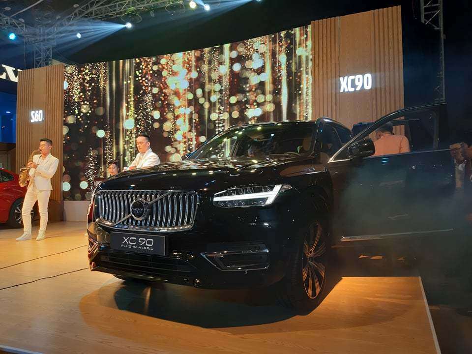 Cụm đèn định vị mang biểu tượng chiếc búa của thần Thor và đèn hậu tạo hình gấp khúc, rất đặc trưng của Volvo