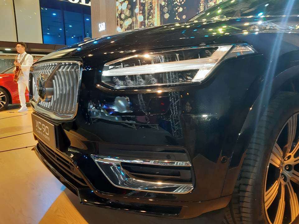 Xe có cổng sạc điện cạnh bánh trước bên trái, tên phiên bản Recharge ở 2 bên thân xe và đuôi xe