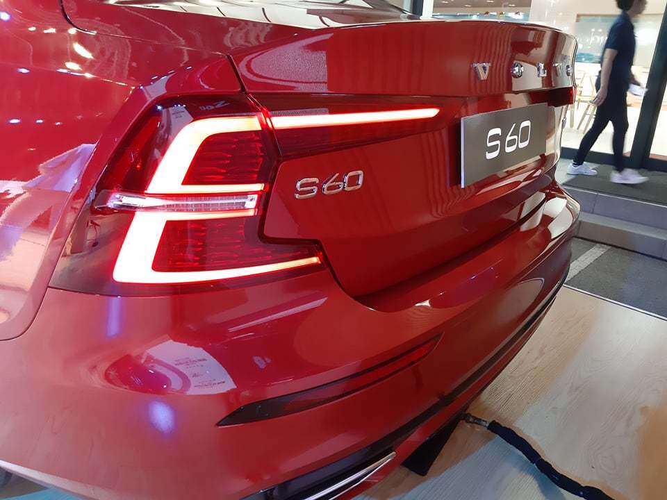 Volvo S60 R-Design có những tính năng an toàn như City Safety tích hợp cảnh báo va chạm, phanh tự động, hỗ trợ lái thông minh, giữ làn đường, kiểm soát hành trình thích ứng, hỗ trợ đỗ xe tự động, cảnh báo điểm mù và cảnh báo phương tiện cắt ngang phía sau...