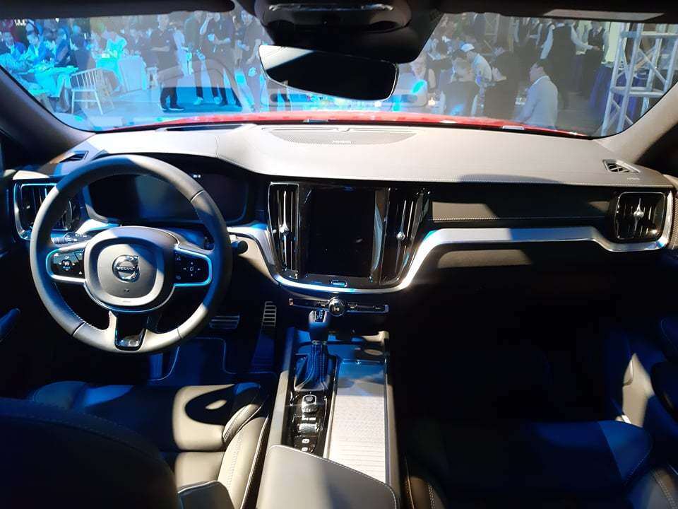 Nội thất của S60 R-Design vẫn theo phong cách đơn giản, ít nút bấm. Các trang bị nổi bật gồm màn hình cảm ứng 9 inch đặt dọc, bảng đồng hồ kỹ thuật số 12,3 inch, màn hình HUD, điều hòa tự động 4 vùng, sạc điện thoại không dây chuẩn Qi, cửa sổ trời toàn cảnh, dàn âm thanh 14 loa Harman Kardon với công nghệ xử lý âm thanh Dirac Unison