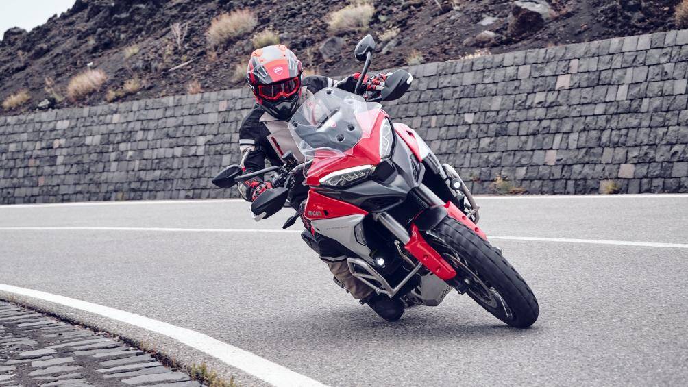 Cả 3 phiên bản đều trang hệ thống treo của Marzocchi. Phiên bản tiêu chuẩn sử dụng phanh Brembo monobloc đi kèm đĩa phanh trước đường kính 320 mm