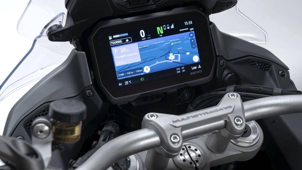 Bên cạnh hệ thống ra đa hành trình hỗ trợ giữ khoảng cách, cảnh báo điểm mù phiên bản S, xe cũng được trang bị 4 chế độ lái Sport, Touring, Enduro, Urban