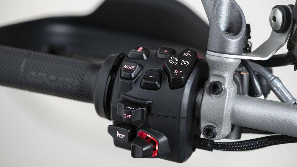 Nhiều công nghệ hỗ trợ người lái, bao gồm: Ducati Traction Control, Ducati Wheelie Control, hệ thống chống bó cứng phanh