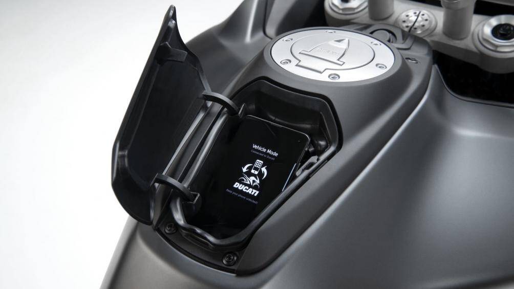 Bổ sung thêm hỗ trợ kết nối với thiết bị thông minh và tích hợp sẵn bản đồ định vị. Hốc sạc điện thoại bố trí ngay trên bình xăng tiện lợi