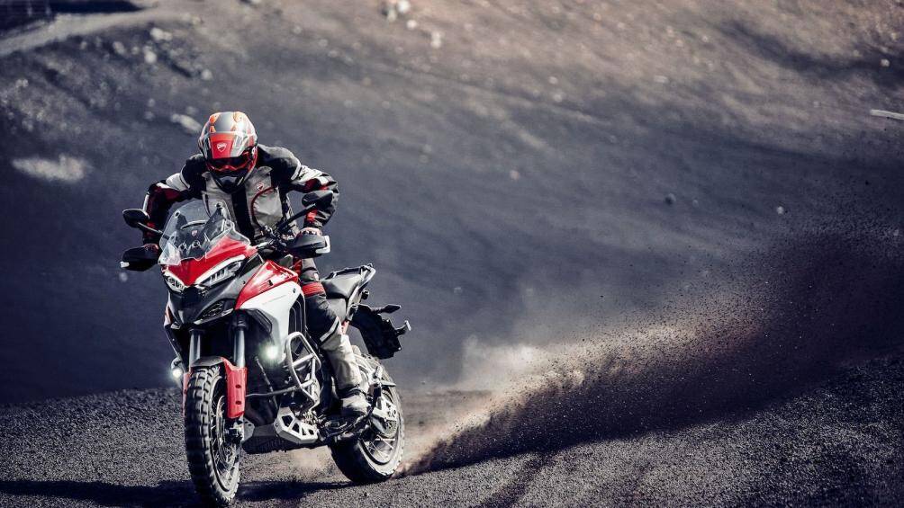 Các hệ thống hỗ trợ khởi hành ngang dốc, Cruise Control, Quickshift hai chiều... sẽ chỉ có trên hai phiên bản S cao cấp