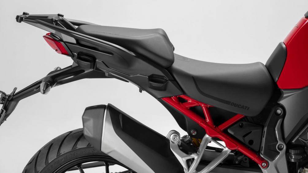 Ducati Multistrada V4 2021 sử dụng kết cấu khung nhôm thiết kế mới nâng đỡ khối động cơ đi kèm gắp đôi phía sau thay vì gắp đơn như các thế hệ trước