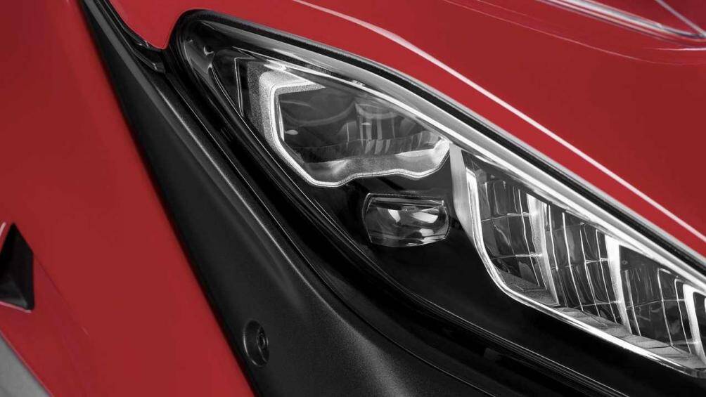 Hệ thống chiếu sáng trên Ducati Multistrada V4 tích hợp công nghệ full LED với đèn pha/cốt tự động hỗ trợ điều chỉnh theo khúc cua