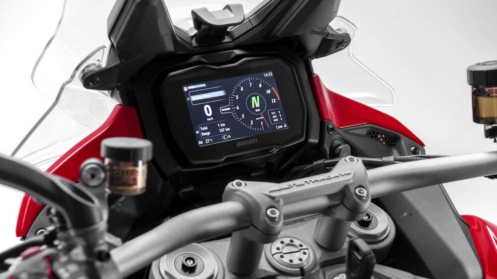 Trong khi phiên bản tiêu chuẩn chỉ được trang bị màn hình TFT màu 5 inch thì hai phiên bản S nổi bật hơn với màn hình TFT màu 6,5 inch