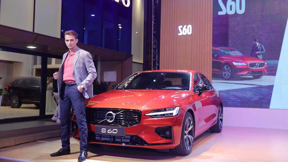 Là phiên bản T5 AWD, S60 R-Design có động cơ tăng áp 4 xy-lanh 2.0L, cho ra công suất 250 mã lực và mô-men xoắn 350 Nm