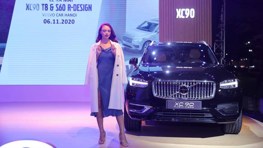 Về ngoại thất, Volvo XC90 T8 vẫn mang "hơi thở" của vùng Scandinavian với các chi tiết đặc trưng như lưới tản nhiệt hình chữ nhật bo tròn các góc với các thanh nan dọc mạ chrome sang trọng