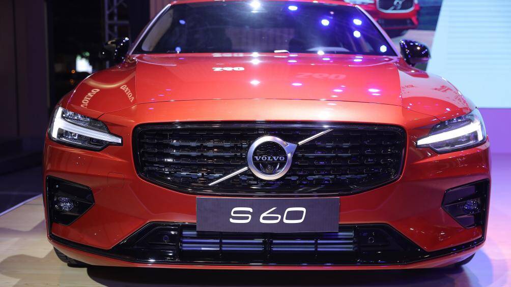 Ngoại hình thể thao của S60 R-Design đến từ gói nâng cấp R-Design. Các chi tiết đổi mới gồm lưới tản nhiệt, cản trước, ốp hốc đèn sương mù, gương chiếu hậu được sơn đen bóng