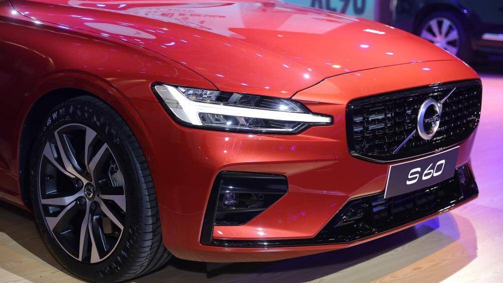 Xe được trang bị bộ mâm 18 inch thiết kế 5 chấu, ghế ngồi thể thao và vô-lăng R-Design.