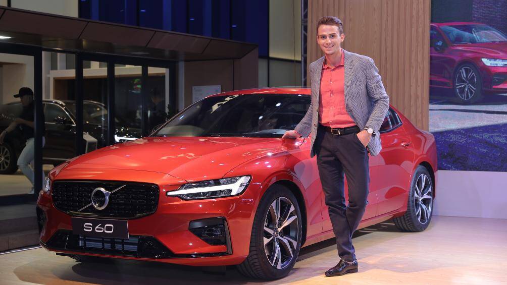 Tối 6/11, mẫu sedan hoàn toàn mới của hãng xe Thụy Điển Volvo S60 R-Design chính thức được giới thiệu với khách hàng tại Hà Nội và khu vực phía Bắc