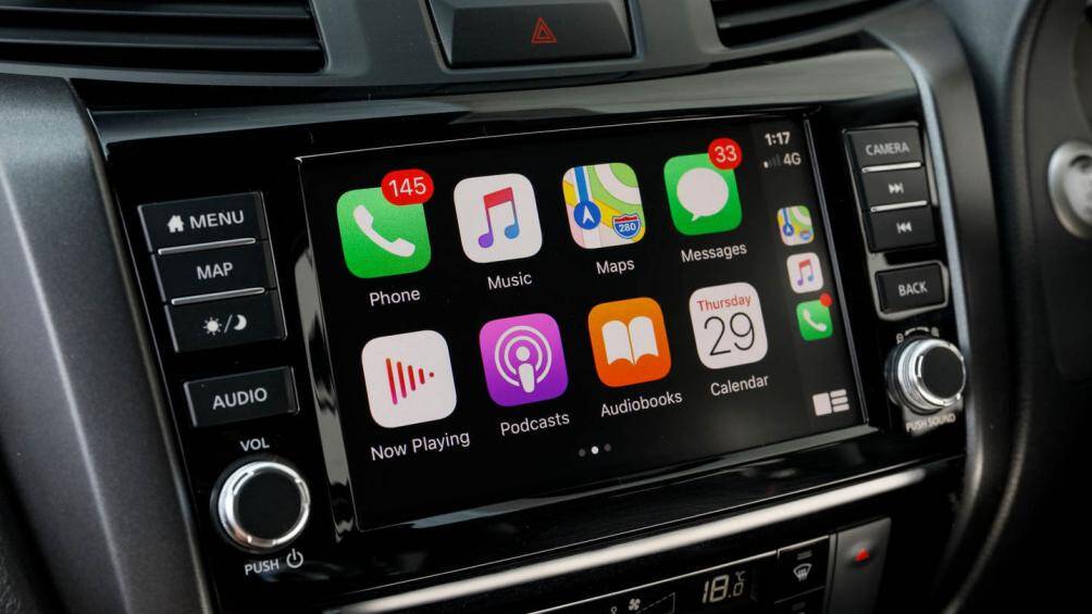 Bên trong nội thất của Nissan Navara 2021 là vô-lăng kiểu mới, màn hình thông tin giải trí hỗ trợ Apple CarPlay/Android Auto thời thượng