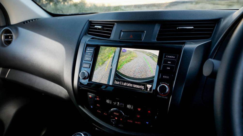 Navara 2021 được trang bị hàng loạt tính năng an toàn như cảnh báo va chạm phía trước, phanh khẩn cáp thông minh, 4 camera 360 độ...