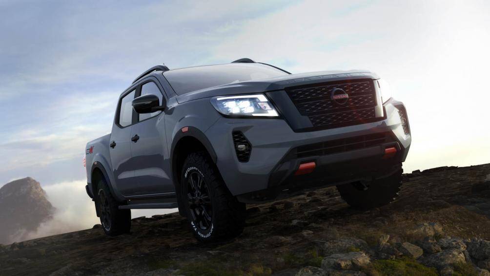 Tên xe xuất hiện ở cả phía trước (ở dải chrome phía trên lưới tản nhiệt) và phía sau (trên nắp thùng)