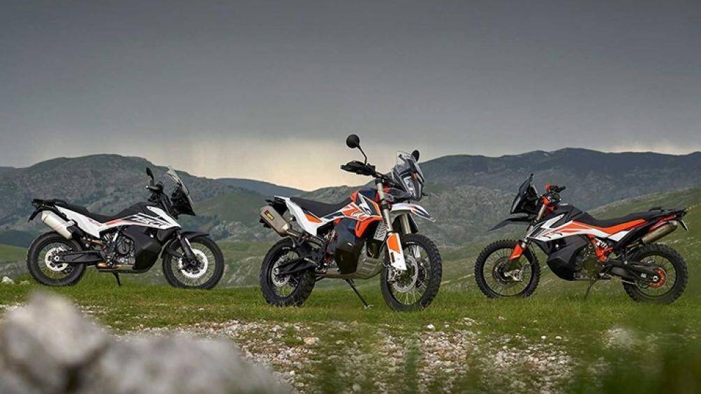 KTM đã bất ngờ tung ra dòng xe việt dã 890 mới gồm 3 phiên bản là 890 Adventure, 890 Adventure R và 890 Adventure R Rally