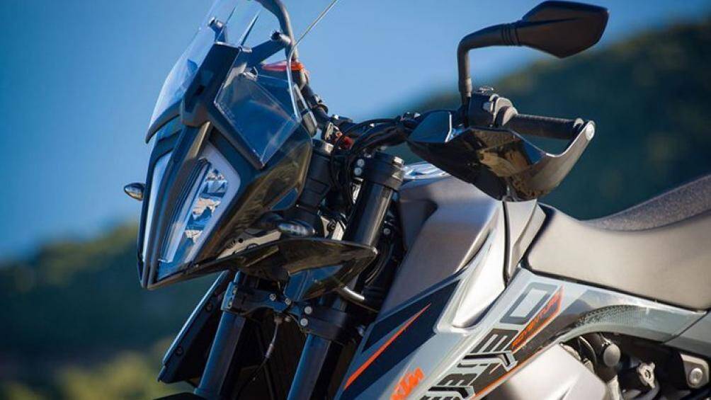 Bộ vành nan bằng nhôm bản hẹp được mạ điện đi kèm lốp gai địa hình, gác chân Rally có gai chống trượt, kính chắn gió, ốp chắn bảo vệ tay lái