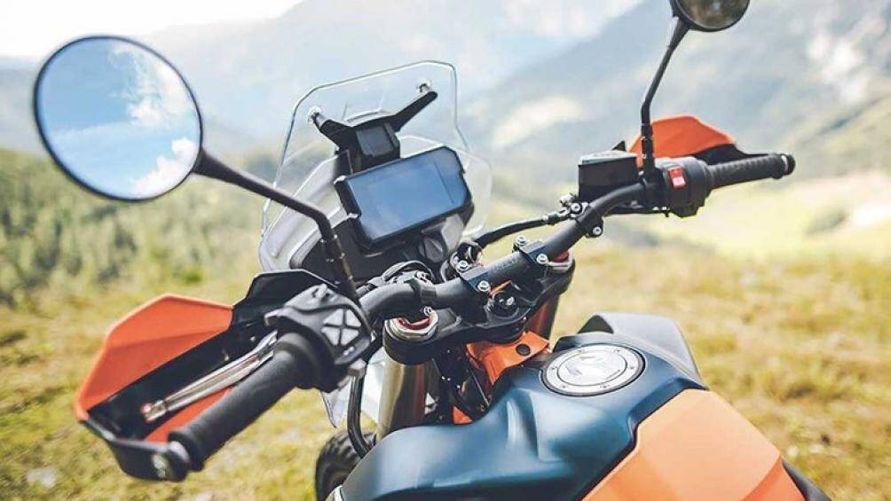 KTM 890 Adventure R Rally còn được trang bị hệ thống ống xả Akrapovic, yên xe Enduro, bình xăng ốp carbon, hệ thống sang số nhanh Quickshifter+