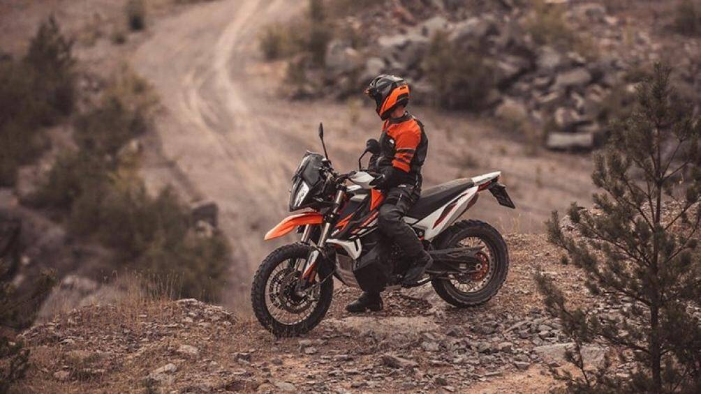 Đi kèm là hộp số côn tay 6 cấp, bộ lý hợp chống giật đi kèm hệ thống sang số nhanh hai chiều