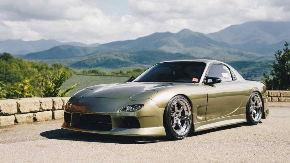 Chiếc Mazda RX-7 này thuộc bản Touring 1993 và chủ nhân hiện tại của nó, anh Joshua Freeman đã không ngần ngại biến nó trở nên độc đáo hơn
