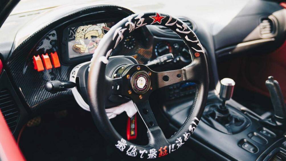 Xe được thay đổi với loại ghế đua cố định Recaro RZ được làm bằng sợi Kevlar, bọc da màu đen, vô-lăng ba chấu đặc biệt và bảng đồng hồ điện tử AEM CD-7