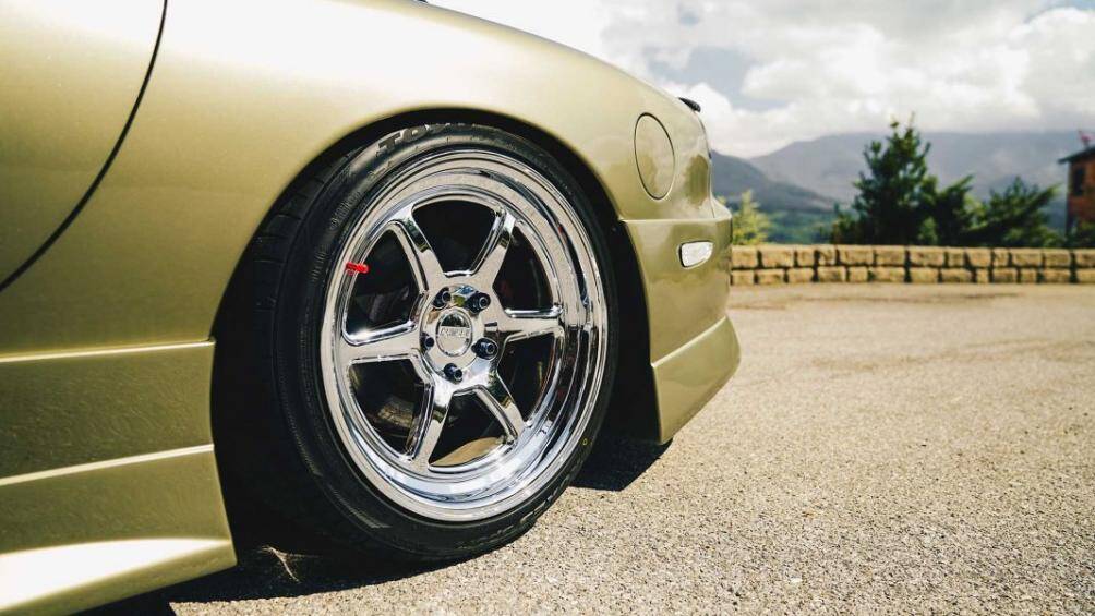 Xe được trang bị bộ mâm Kansei Roku 6 chấu to bản có kích thước 18 inch, được mạ crom sáng