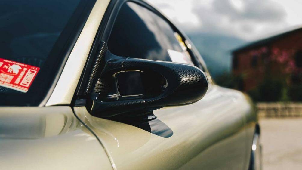 Chủ xe chỉ để lại một số ít các chi tiết nhỏ như gương chiếu hậu, cánh lướt gió dưới dạng sợi carbon nhằm tạo điểm nhấn cho xe