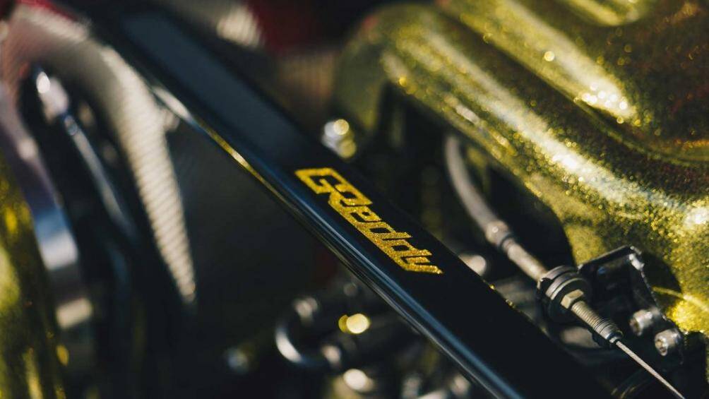 Khoang động cơ cũng được trang trí nhẹ với lớp sơn đỏ và sơn vàng trên các chi tiết như cụm tăng áp hay nắp động cơ