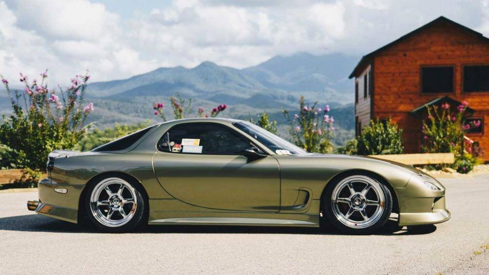 Không chỉ được phục chế, chiếc RX-7 Touring này còn được nâng cấp toàn diện với bộ body kit khí động học của hãng độ M-Sport Japan