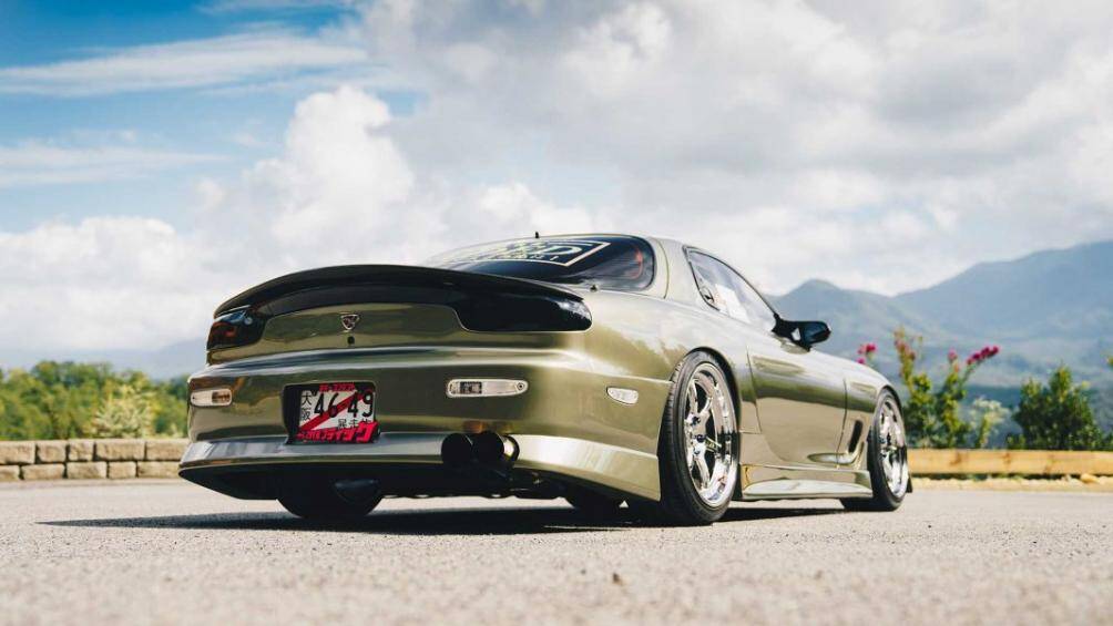 Phía sau, xe được Freeman nâng cấp với đèn hậu LED dạng dải sáng, đèn sương mù phía đầu xe cũng được nâng cấp