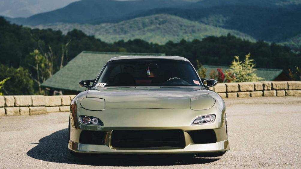 Màu sơn của xe cũng rất khác biệt khi đó là màu sơn có tên Millennium Jade vốn được Nissan sử dụng trên Skyline GT-R (R34) V-Spec