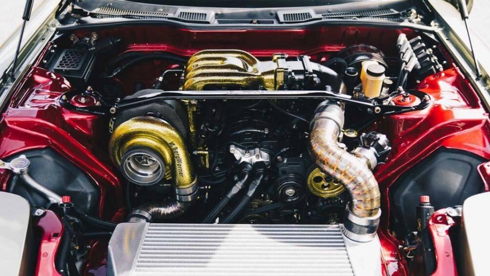 Bên dưới nắp ca-pô, khối động cơ xoay dung tích 1,3 lít đã được thay thế bằng động cơ xoay Bridgeported 13B