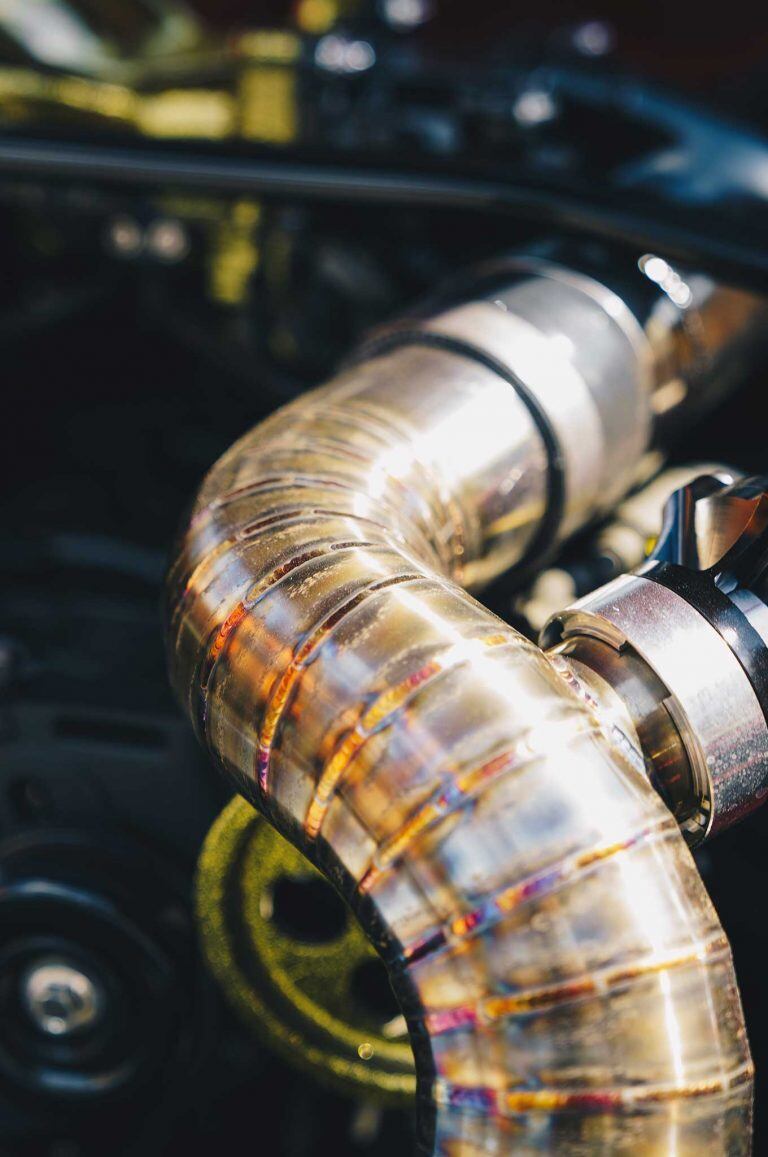 Hệ thống cung cấp nhiên liệu là loại ống dẫn Radium, bơm xăng Walbro 525lph và kim phun ID1050/2000 được điều khiển bởi bộ ECU Haltech 1500