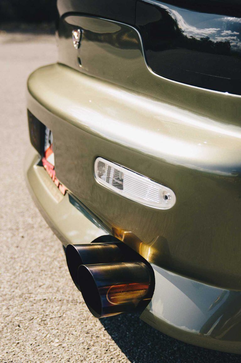 Một số chi tiết bên ngoài như nắp ca-pô, cốp xe được làm bằng sợi carbon nhưng lại sơn màu nhằm tạo sự liền mạch