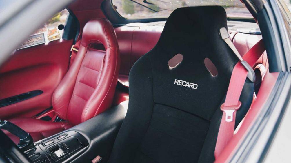 Cabin của xe ngay từ nguyên bản đã khiến nó trở nên khác biệt so với những chiếc xe khác khi sở hữu da, vải bọc màu đỏ