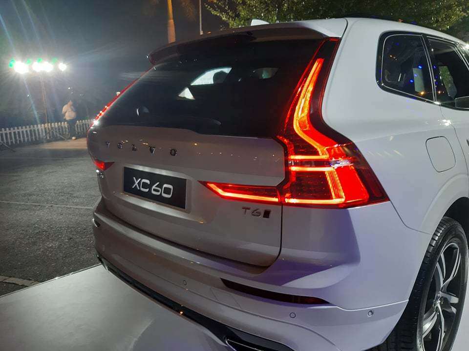 Về nội thất, XC60 có bảng đồng hồ kỹ thuật số 12 inch, màn hình trung tâm cảm ứng 9 inch, màn hình HUD, hệ thống loa cao cấp Bowers & Wilkins, cửa sổ trời toàn cảnh Panorama, điều hòa không khí 2 vùng, lọc không khí và vô-lăng thể thao của R-Design