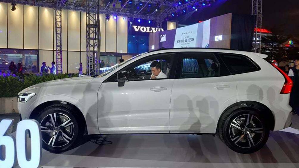 XC60 R-Design có kích thước dài x rộng x cao lần lượt là 4.688 x 1.902 x 1.641 (mm), chiều dài cơ sở đạt 2.865 (mm).
Khoảng sáng gầm xe 216mm