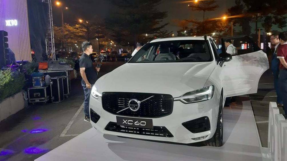 Tại buổi ra mắt 2 mẫu xe Volvo XC90 T8 Recharge và S60 R-Design, Volvo Hà Nội còn giới thiệu chiếc XC60 R-Design đến khách hàng Việt Nam. Xe có giá 2,19 tỷ đồng.
Đây được xem là bản nâng cấp của XC60 ra mắt Việt Nam vào năm 2017 với gói trang bị R-Design. Nhờ gói trang bị này, XC60 2020 trông thể thao và cá tính hơn